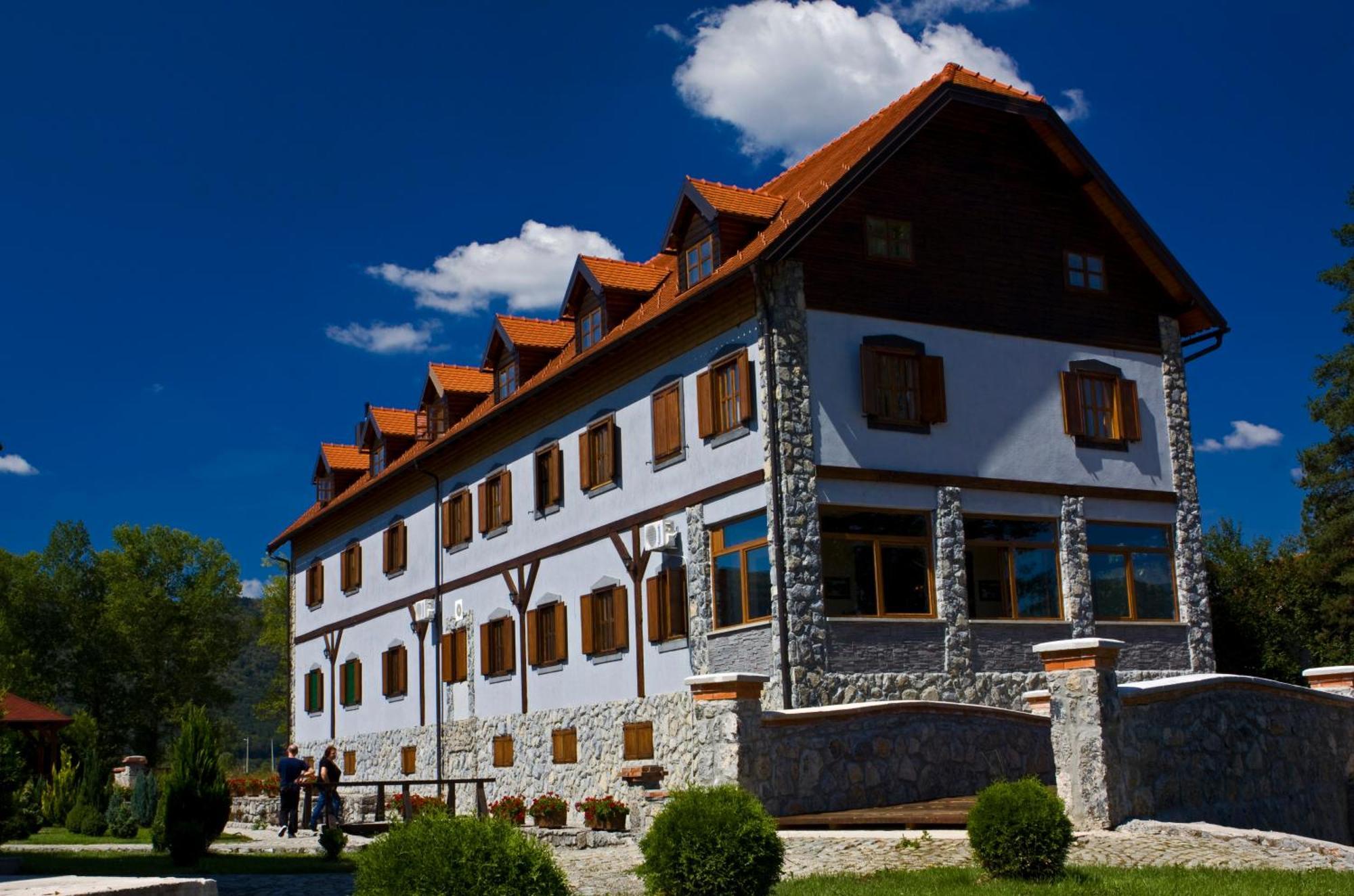 Hotel Gacka Otocac Bagian luar foto